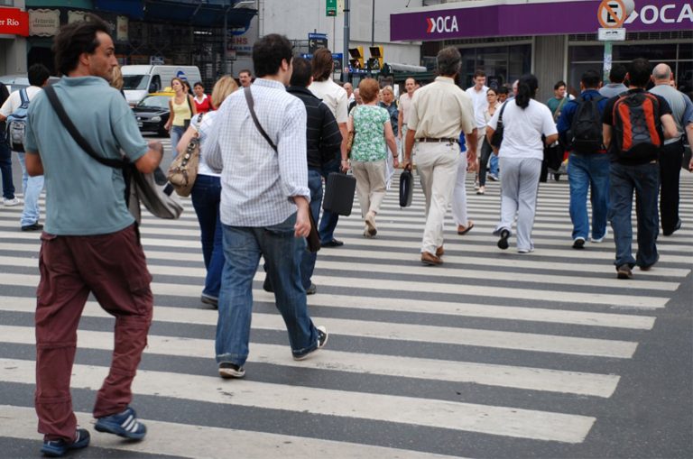 Día Mundial del Peatón: sólo el 12% de los conductores les da prioridad