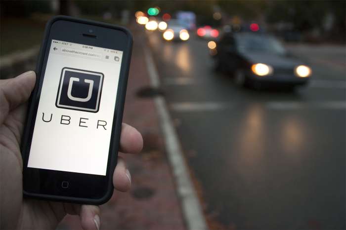 Uber lanzó viajes compartidos y pide regulación