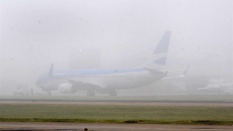 Ezeiza: demoras y vuelos desviados a Montevideo por la niebla