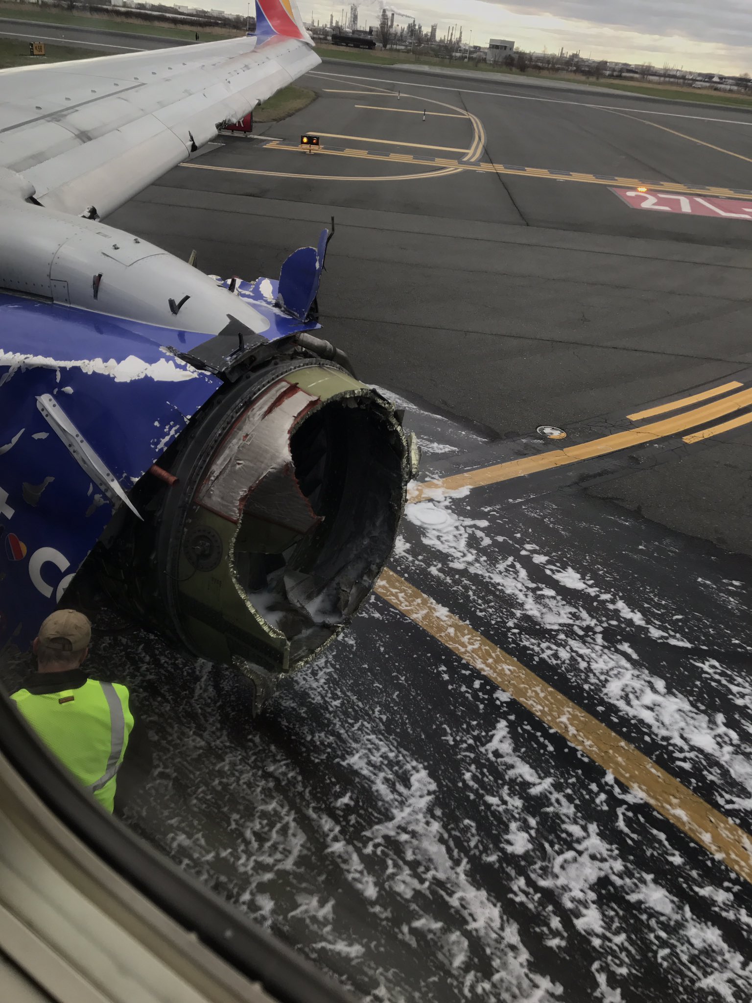 Человека засосало в самолет. Двигатель самолета Боинг 737. Боинг 737 Southwest крушение. Помпаж двигателя Боинг 737. Southwest 737 разгерметизация.