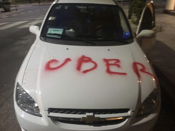 Polémicos escraches de taxistas contra conductores de Uber