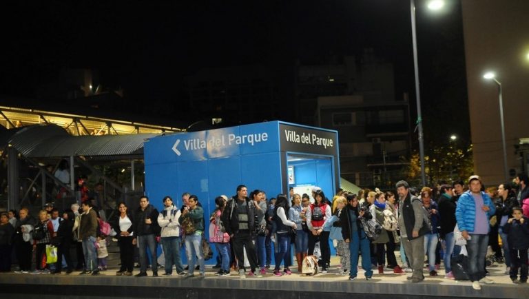 Tren San Martín: refuerzan el servicio de colectivos pero siguen las quejas