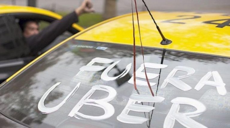 Taxistas en “alerta” tras absolución de un chofer de Uber