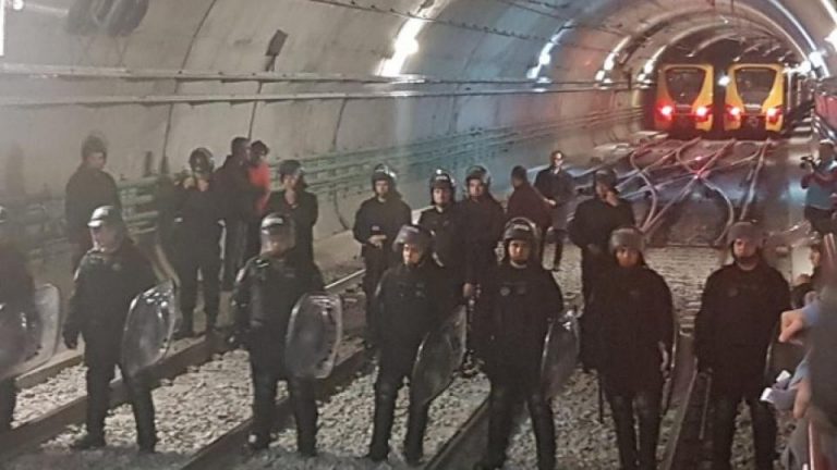 Tensión entre los metrodelegados y la policía en el subte