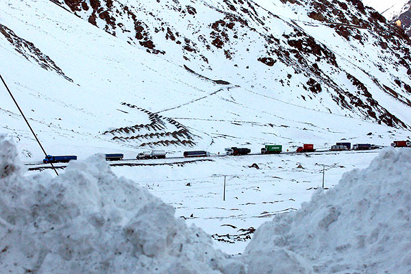 Cierran rutas y caminos por las nevadas