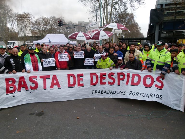 La FeMPINRA acampa en Puerto Buenos Aires contra despidos