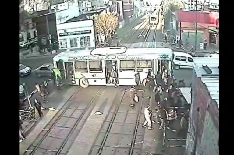 Un banderillero evitó que un tren embistiera a colectivo con pasajeros