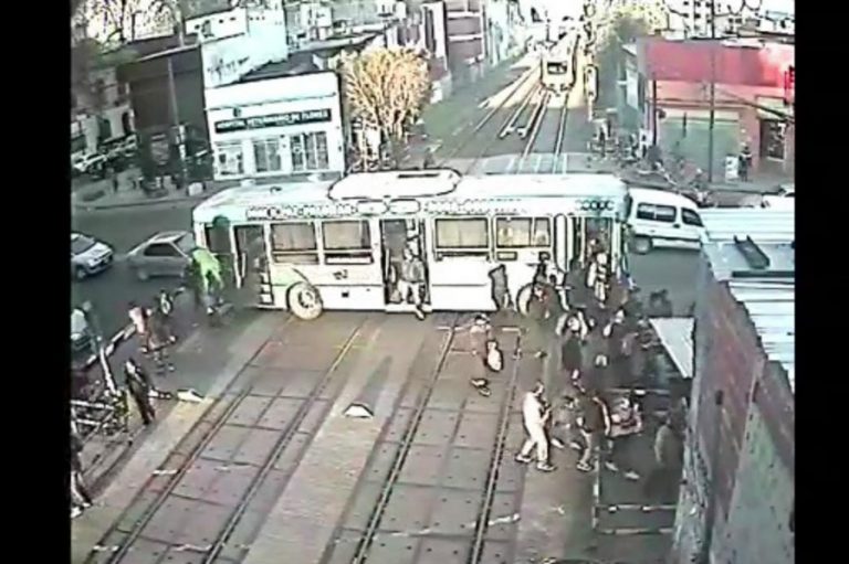 Un banderillero evitó que un tren embistiera a colectivo con pasajeros