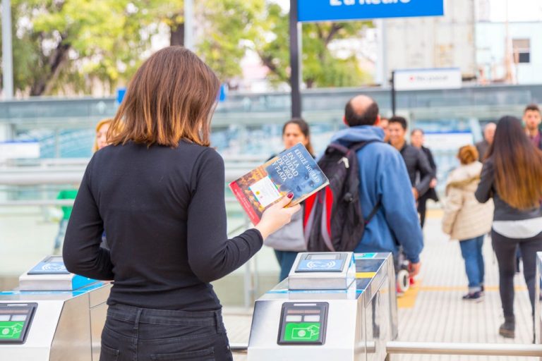 El subte reparte libros por el Día del Lector