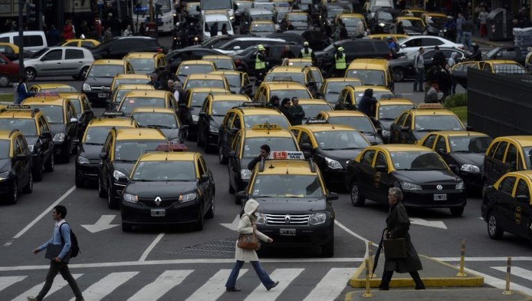 Propietarios de taxis y choferes critican nueva legislación porteña