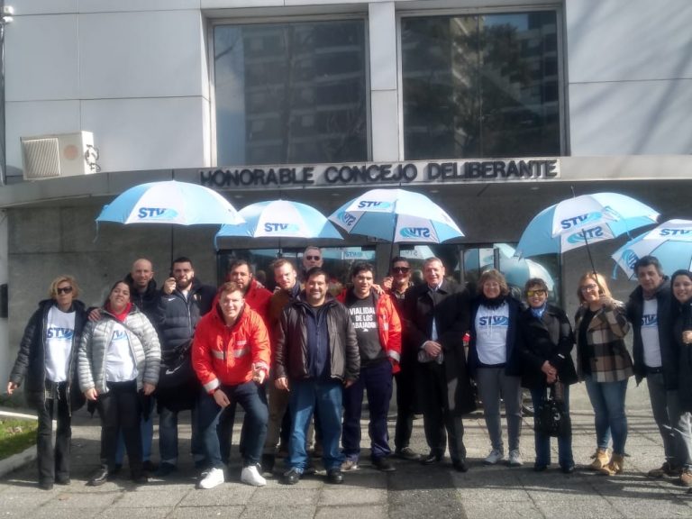 Integrantes del sindicato de viales frente al Honorable Concejo Deliberante de Avellaneda