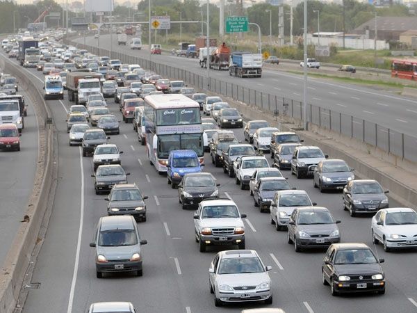 Suspendieron a dos conductores que volcaron por manejar irresponsablemente en Acceso Oeste