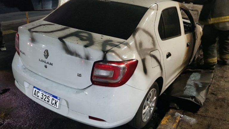 Otro ataque de los “caza Uber”: Incendiaron dos autos