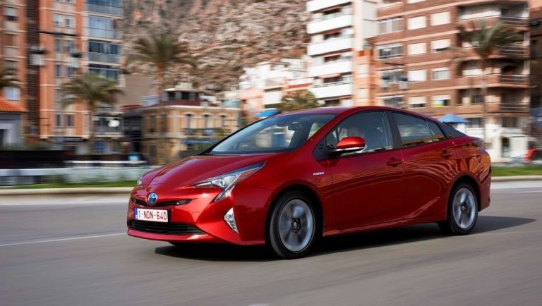 Toyota pidió revisar coches híbridos por peligro de incendio