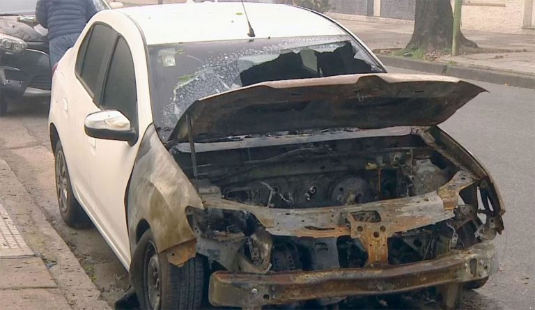 Quemaron un auto en un presunto nuevo ataque de los “caza uber”