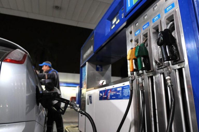 YPF y Axion aumentaron los precios de sus combustibles