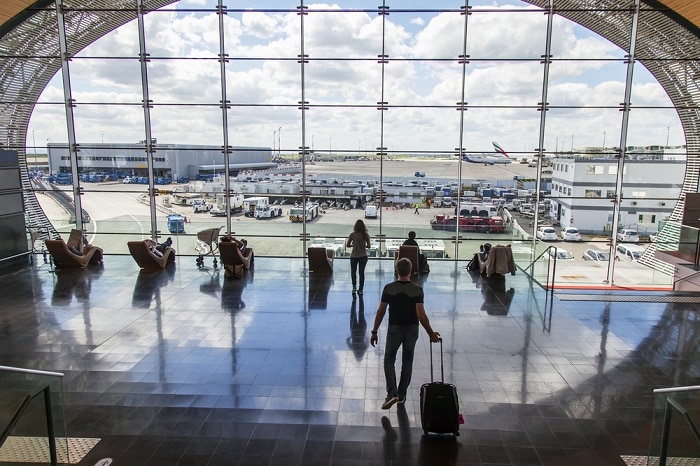 Autorizan la privatización de aeropuertos de París