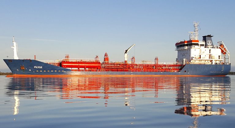 Un buque cargado de combustible quedó varado en el Río Uruguay