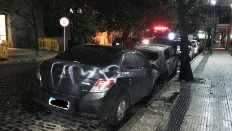 “Caza Uber”: Incendiaron dos autos en Almagro