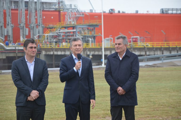 Macri despidió al buque de gas importado