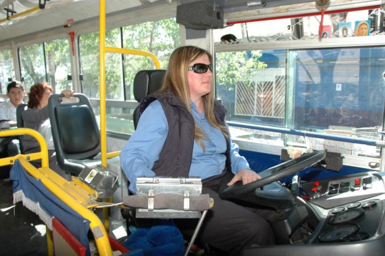 Empresas de colectivos deberán contratar mujeres para alcanzar el cupo del 30%