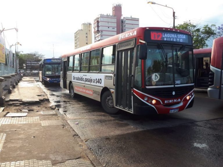 Corrientes: Plotearon los colectivos para reclamar aumento del boleto