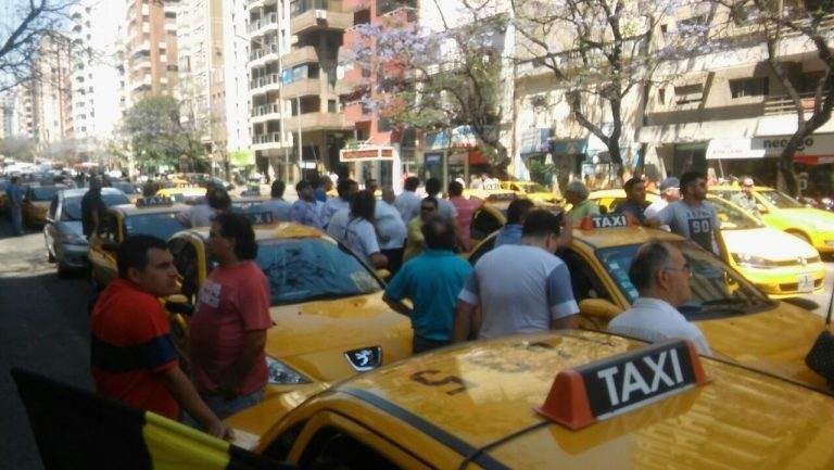 Córdoba: Taxistas marcharon contra Uber