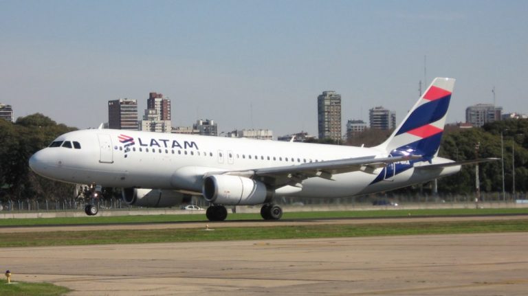 Un vuelo de Latam debió aterrizar de emergencia en Ezeiza