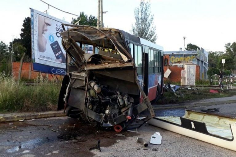 Seis heridos por el choque de un tren y un colectivo