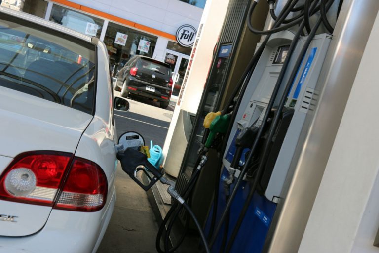 La venta de combustible cayó 8%