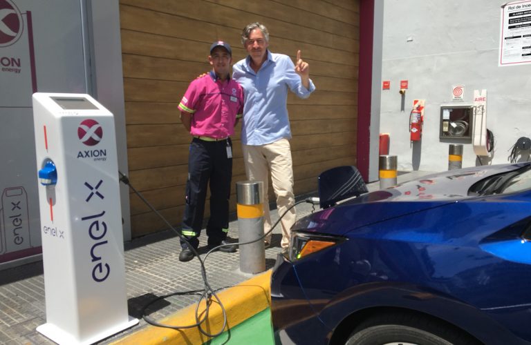 Axion habilitó el primer cargador para vehículos eléctricos