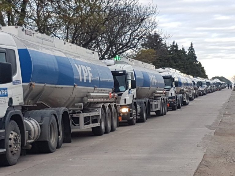 Camioneros paralizan planta distribuidora de YPF en Córdoba