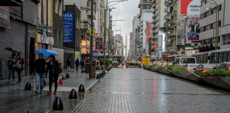 Corrientes entre Callao y Rodríguez Peña, la primera cuadra de la avenida Corrientes peatonal