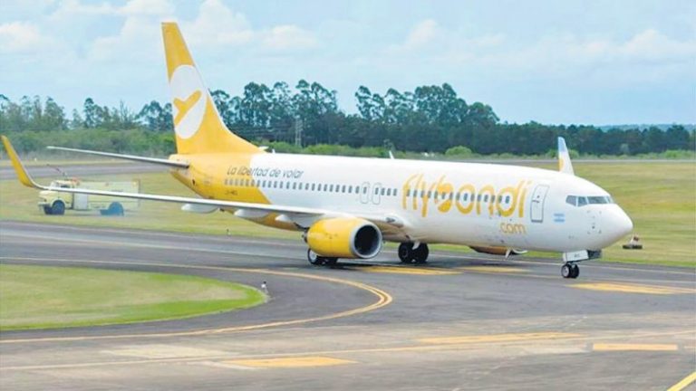 Flybondi: multada con $300 millones por reiteradas infracciones a los derechos de los pasajeros