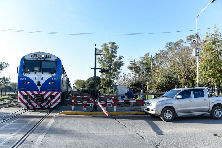 Pilar: Se labrarán multas por cruzar con las barreras bajas