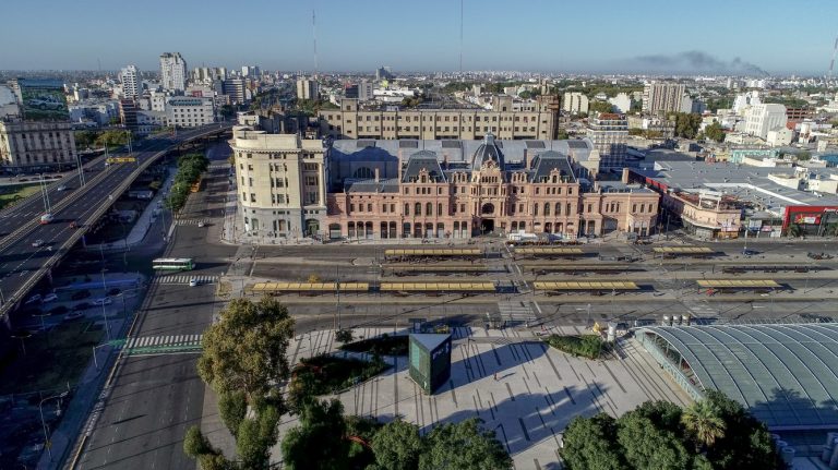 La terminal de constitución y alrededores vacíos este 1° de Mayo