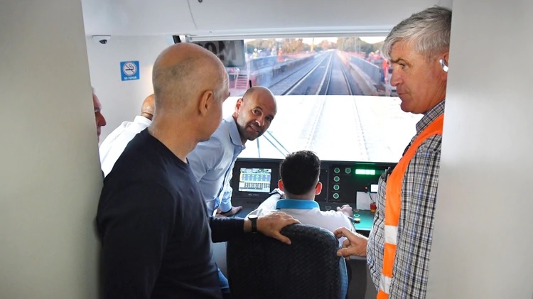 El Ministro de Transporte, Guillermo Dietrich, participando del viaje de prueba. (Prensa: GCBA)