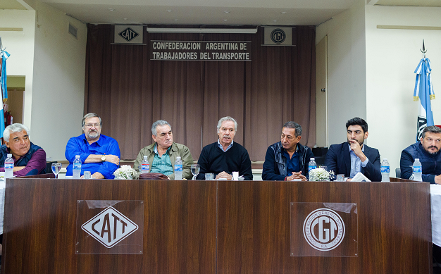 Roberto Coria (Guincheros), Mario Calegari (UTA), Juan Carlos Schmid (FeMPINRA), Felipe Solá, Omar Maturano (La Fraternidad) y Sergio Sanchez (Peajes)