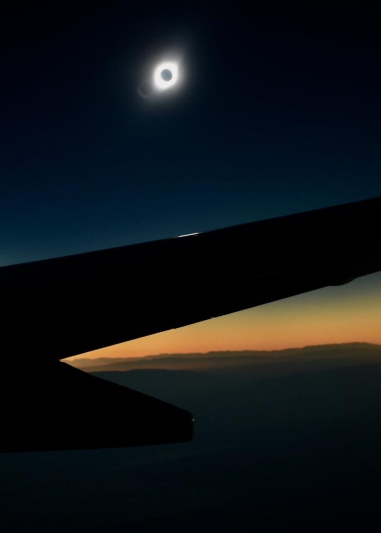 El eclipse solar visto desde el aire