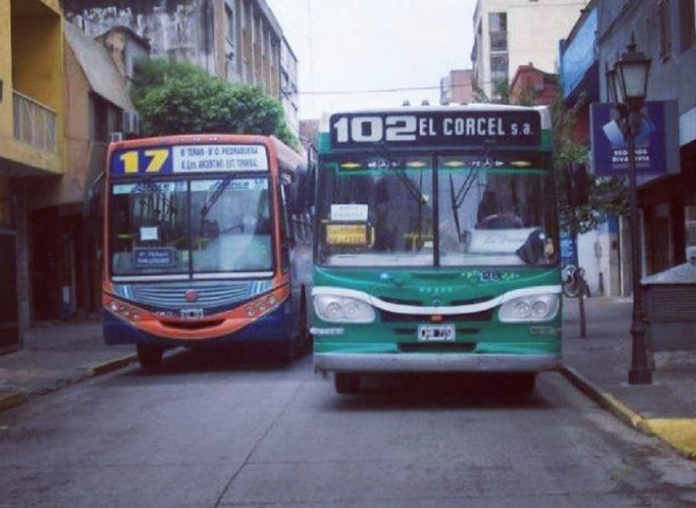 Estudiantes inventaron un sistema para desinfectar micros en cinco minutos