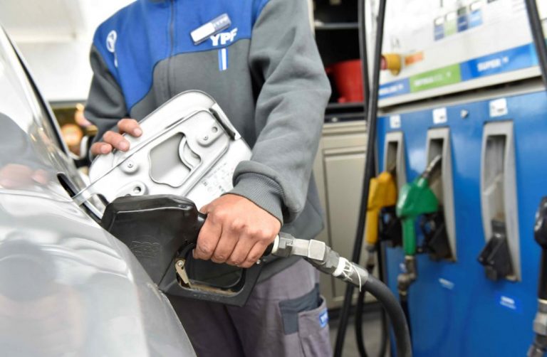 Postergan el aumento del impuesto de combustibles para marzo