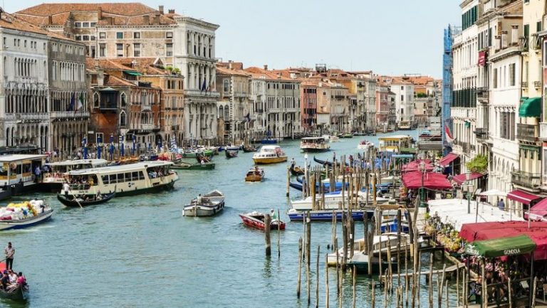 Buscan limitar el tráfico acuático en Venecia