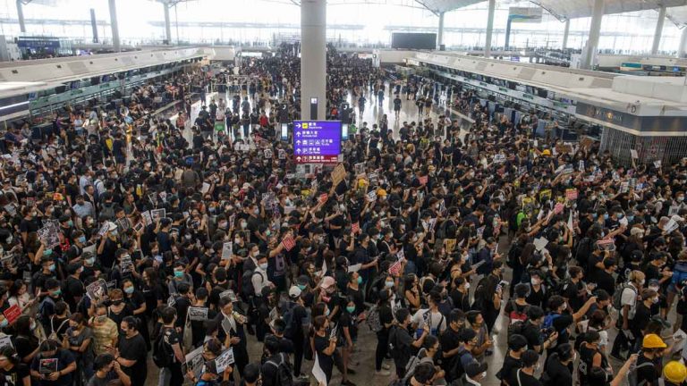 Cancelan todos los vuelos en Hong Kong por protestas