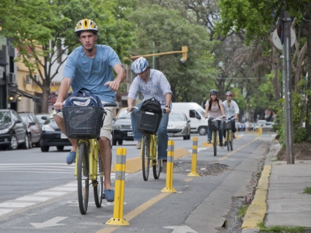 Prueban estacionar en paralelo a las ciclovías en CABA