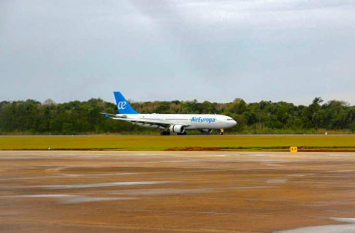 Macri participa del bautismo del vuelo entre Iguazú y Madrid