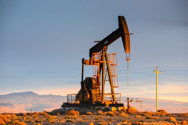 Cae el precio del petróleo, tras conflicto entre Irán y EEUU