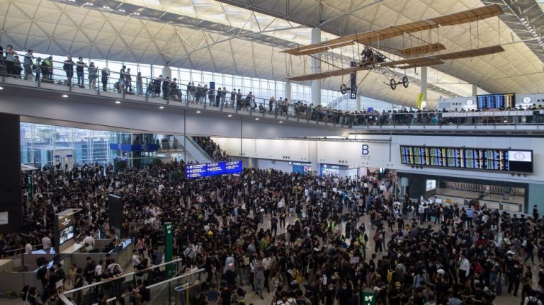 Intentan bloquear el aeropuerto de Hong Kong