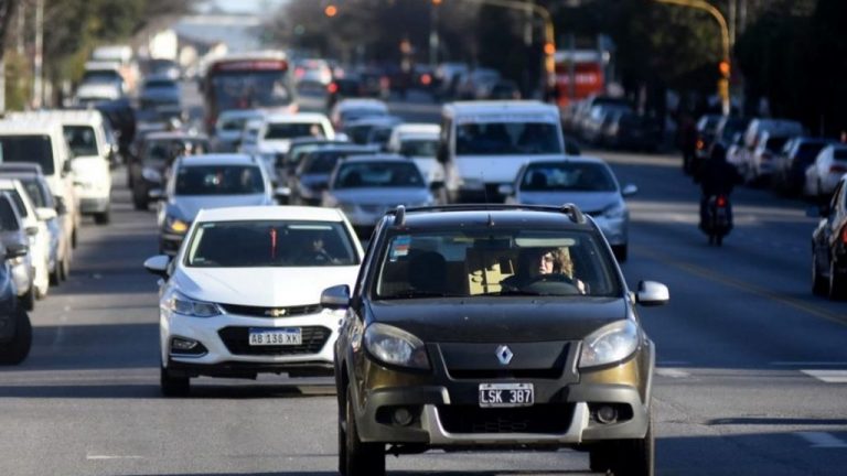 Los argentinos usan cada vez menos el auto