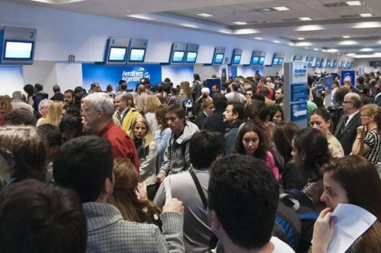 Continúan las demoras en Ezeiza y Aeroparque