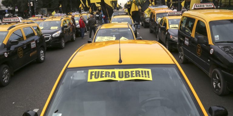 Los taxistas realizan cortes y marchas en CABA